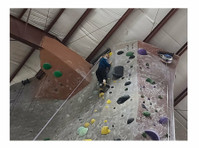 Vertical Rock Climbing & Fitness Center (2) - Спортски сали, Лични тренери & Фитнес часеви