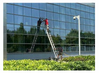 Cutting Edge Window Cleaning Services (2) - Siivoojat ja siivouspalvelut