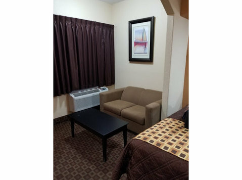 Deluxe Inn & Suites - Hotele i hostele