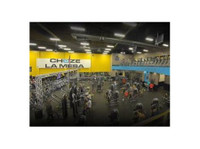 Chuze Fitness (2) - Γυμναστήρια, Προσωπικοί γυμναστές και ομαδικές τάξεις