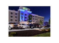 Holiday Inn Express & Suites West Ocean City (1) - Hoteles y Hostales