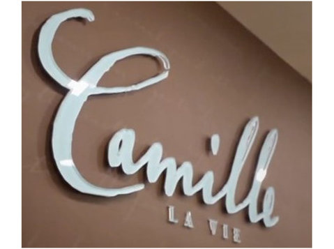Camille La Vie - کپڑے