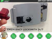 Resnick's Locksmith Services (7) - Security services