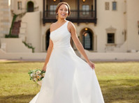 Azaria Bridal - Wedding Gowns & Tuxedo Rental (5) - Vêtements
