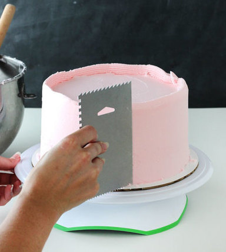 Идеальное выравнивание торта. Штуки для торта. Выравнивание торта. Крем для выравнивания торта. Торт выровненный кремом.