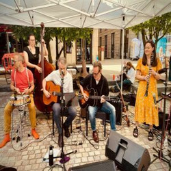 Live music at Leopold Square: Jazz Hot Six and Acoustic Angels