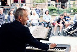 Live music at Leopold Square: Phil Johnson and Vibe-ology