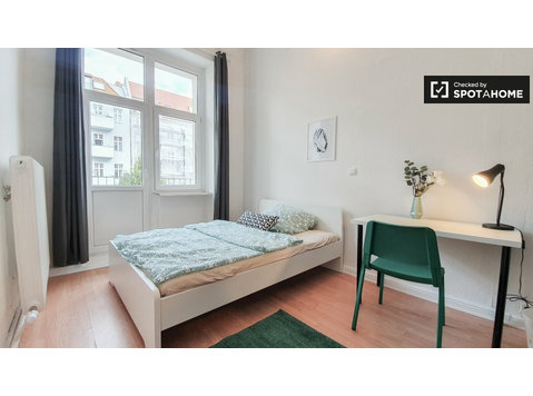 Alquiler de habitaciones en apartamento de 6 habitaciones… - Kiralık