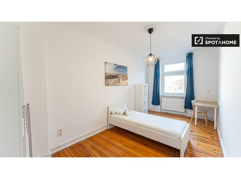 Chambres à louer dans un appartement de 3 chambres à Berlin - À louer