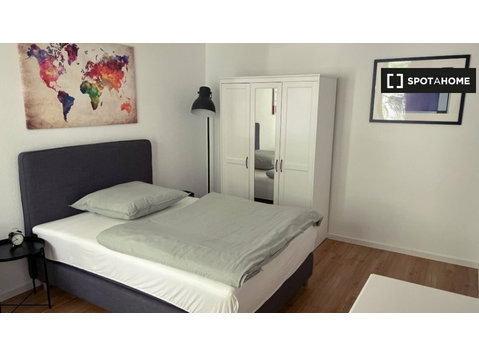 Zimmer zu vermieten in 3-Zimmer-Wohnung in Frankfurt - Zu Vermieten