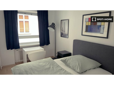 Zimmer zu vermieten in 3-Zimmer-Wohnung im Westend,… - Zu Vermieten
