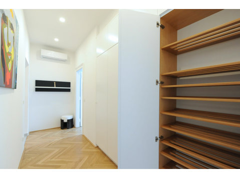 Beautiful, modern apartment near city center with… - Til leje
