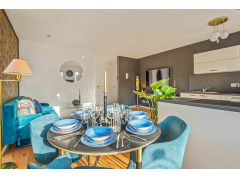 Black suite / whirlpool / modern - For Rent