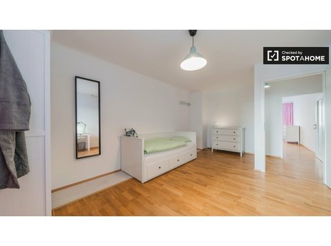 Quarto luminoso para alugar em apartamento de 4 quartos em… - Aluguel