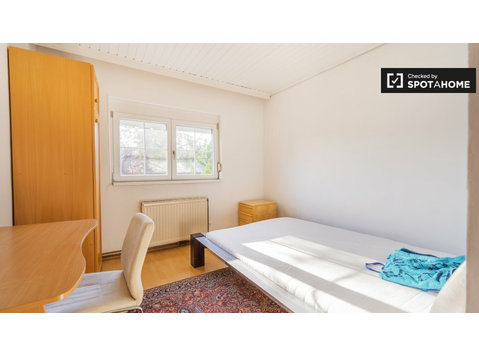 Quarto luminoso em apartamento de 5 quartos em Floridsdorf,… - Aluguel