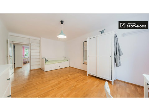 Chambre confortable à louer dans un appartement de 4… - À louer