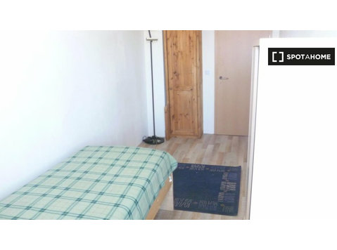 Möbliertes Zimmer zu vermieten Wohnung mit 5 Schlafzimmern… - Zu Vermieten