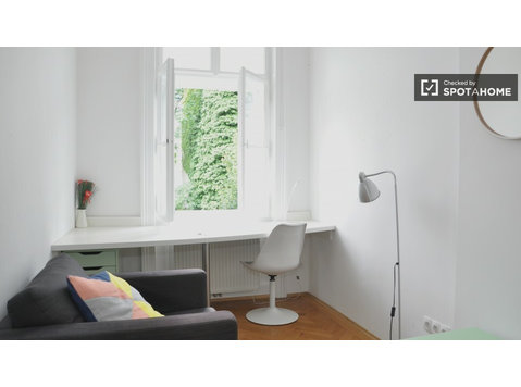 Quarto mobiliado em apartamento de 4 quartos em Josefstadt,… - Aluguel