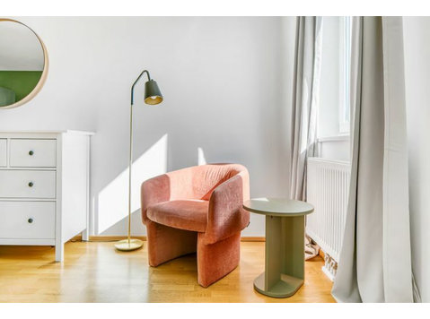 96 m2, helle Wohnung, 2 Schlafzimmer, gute Anbindung am… - Zu Vermieten