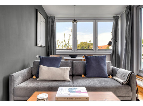 Hochwertige DG-Wohnung bei Schönbrunn, 2 Zimmer mit… - Zu Vermieten