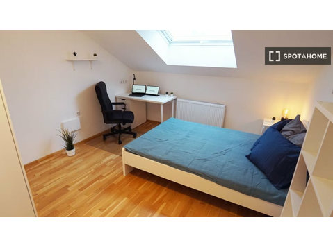Room for rent in 10-bedroom apartment in Favoriten, Vienna - Под наем