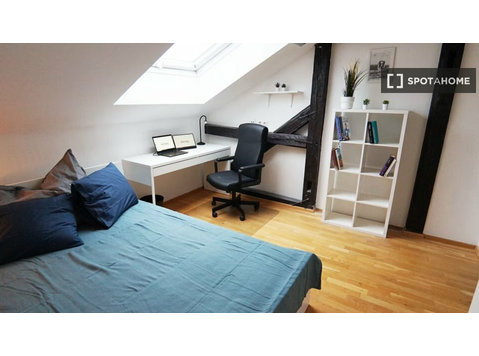 Favoriten, Viyana'da 10 yatak odalı dairede kiralık oda - Kiralık