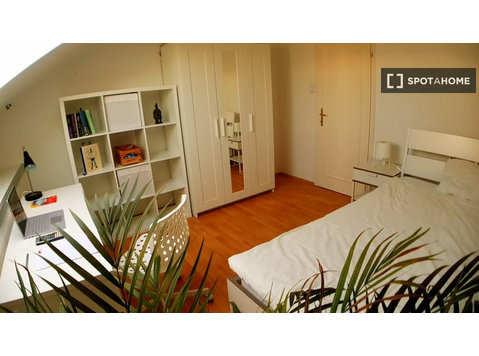 Favoriten, Viyana'da 10 yatak odalı dairede kiralık oda - Kiralık