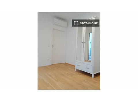 Zimmer zu vermieten in einer 4-Zimmer-Wohnung in Wien, Wien - Zu Vermieten