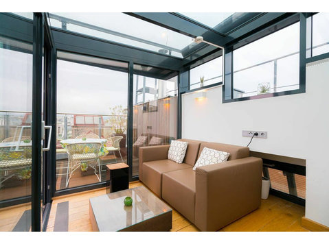 Klein aber oho: Extravagantes Penthouse mit Dachterrasse - Zu Vermieten