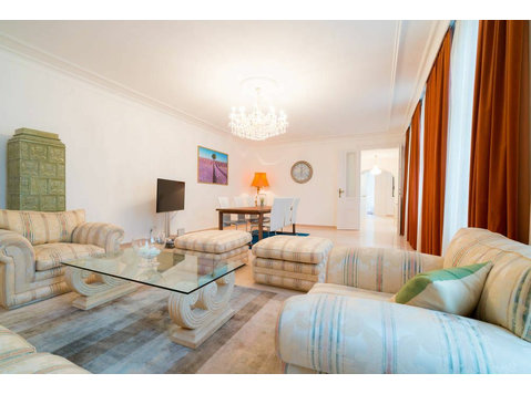 Spacious and trendy 3-bedroom apartment near the… - For Rent