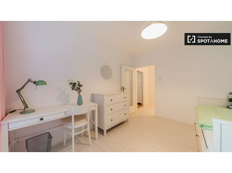 Espaçoso quarto para alugar em apartamento de 4 quartos em… - Aluguel