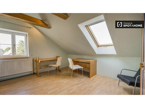 Floridsdorf, Viyana'da 5 yatak odalı dairede geniş oda - Kiralık