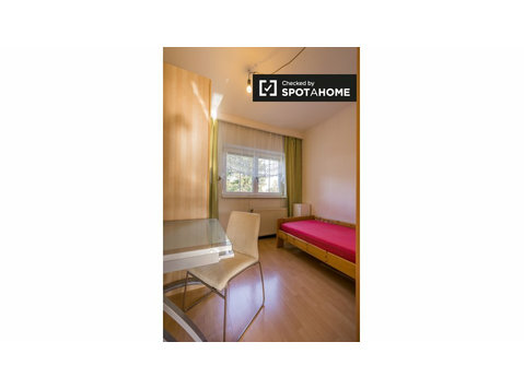 Camera soleggiata in appartamento con 5 camere da letto a… - In Affitto