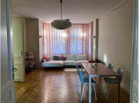 large, beautiful old apartment in the 10th district of… - Na prenájom