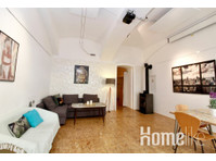 Colorful and modern apartment next Hundertwasser - شقق