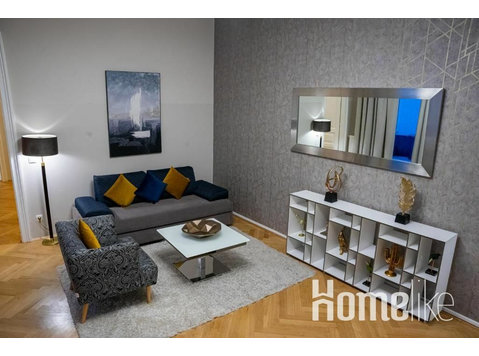 Comfort Suite One-Bedroom Apartment with Terrace Yard - Apartments