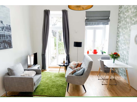 Cozy city apartment with private garden, sleeps 2. Near… - Apartamentos
