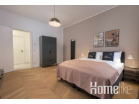 One-Bedroom Comfort Suite with balcony - Vienna Karajangasse - דירות