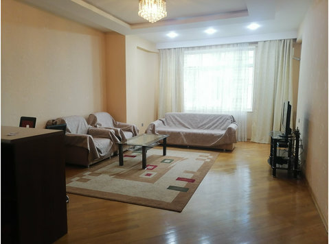 1 BR 28 May area city center - Byty