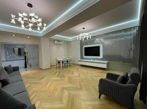 White City, Just renovated 2 bedroom apartment. - Apartments