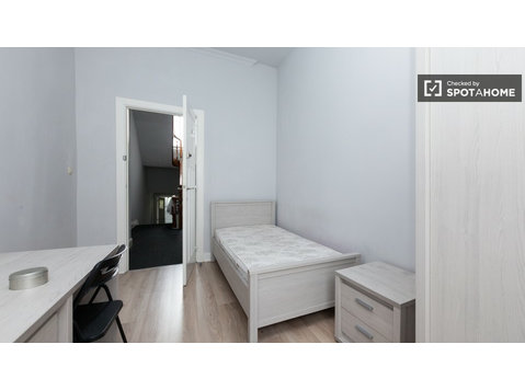 Leuchtendes Zimmer in der Wohnung in Saint Josse, Brüssel - Zu Vermieten