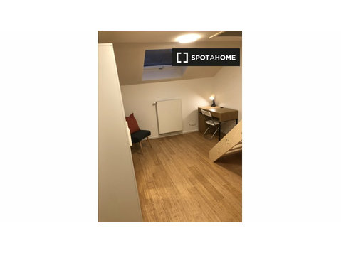 Chambres à louer dans une maison de 11 chambres à… - À louer