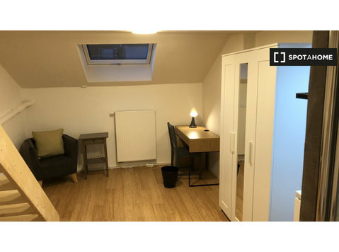 Zimmer zu vermieten in Haus mit 11 Schlafzimmern in… - Zu Vermieten