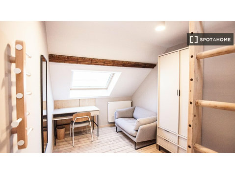 Zimmer zu vermieten in einer 10-Zimmer-Wohnung in Brüssel - Zu Vermieten