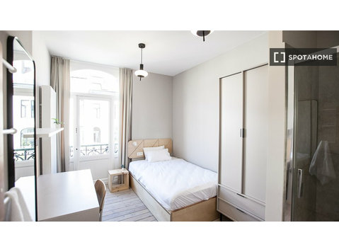 Zimmer zu vermieten in einer 10-Zimmer-Wohnung in Brüssel - Zu Vermieten