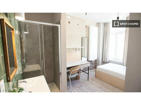 Pokój do wynajęcia w mieszkaniu z 10 sypialniami w Brukseli - Do wynajęcia