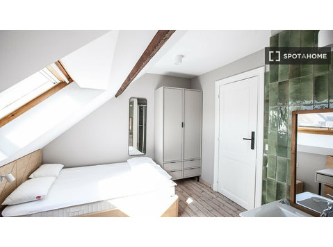 Pokój do wynajęcia w mieszkaniu z 10 sypialniami w Brukseli - Do wynajęcia