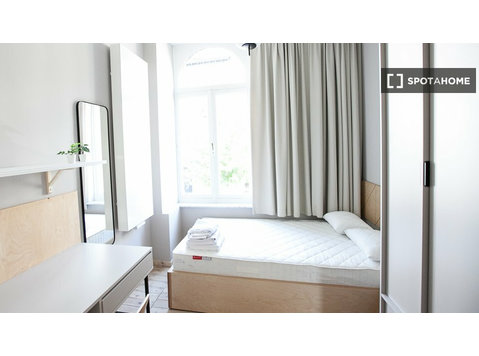 Aluga-se quarto num apartamento de 10 quartos em Bruxelas - Aluguel