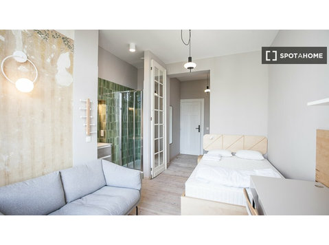 Brüksel'de 10 yatak odalı dairede kiralık oda - Kiralık