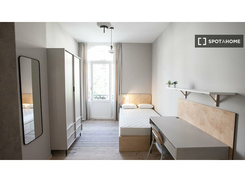 Chambre à louer dans un appartement de 10 chambres à… - À louer